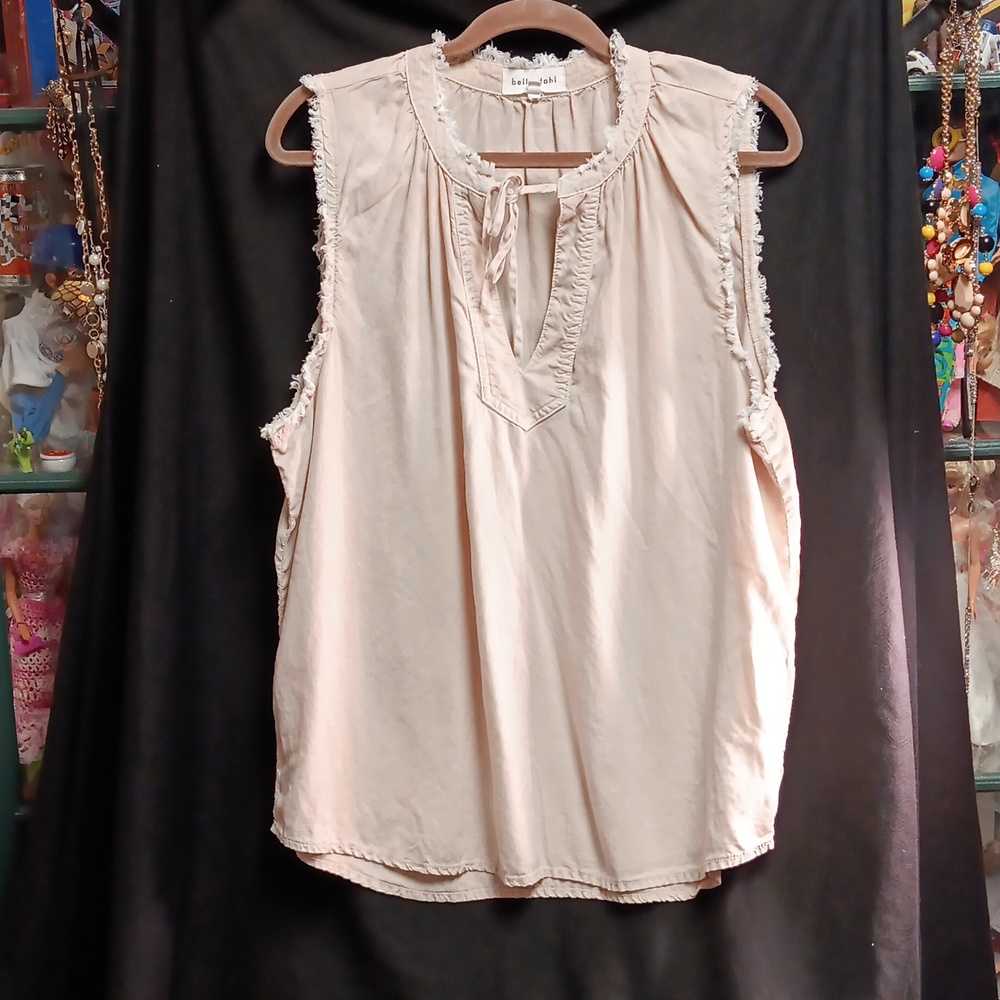Woman's sleeveless shirt